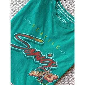 Mitchell & Ness Seattle Sonics Vintage Distressed Graphic T-Shirt – Large